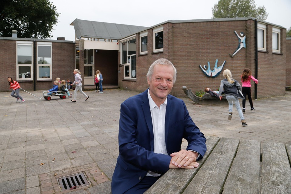 Hans Vermeulen op het schoolplein van de Sint Lidwinaschool in Zwaagdijk-West: de kleinste school van SKO West-Friesland.