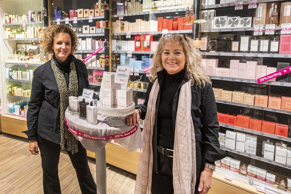 Bedrijfsleider Annemiek Oudejans (links) en haar collega Ria Hoenderdos van Visser Parfumerie.