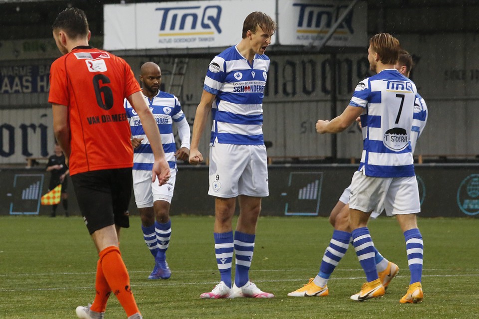 Spakenburg-aanvaller Floris van der Linden heeft zojuist vanaf de stip voor 2-2 gezorgd.
