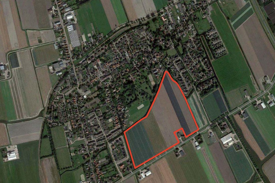 Het dorp Opperdoes, gezien vanuit de lucht. De beoogde grond binnen de rode lijnen is volgens VBM zeer geschikt voor huizenbouw.