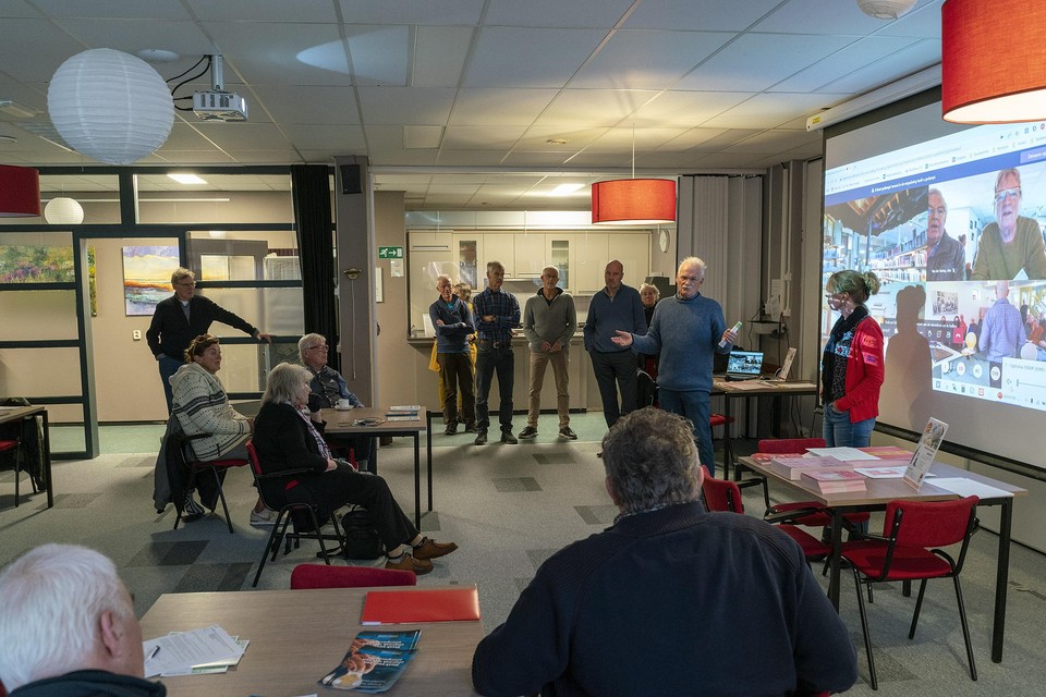 Casper de Graaff van Heiloo Energie geeft aan bezoekers een presentatie over samendewinterdoor.nu.