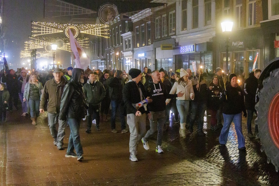 De demonstratie tegen coronamaatregelen in Hoorn trok ruim 200 belangstellenden.