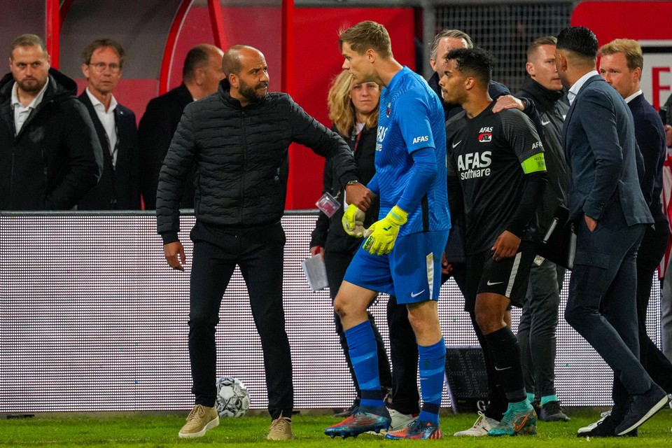Pascal Jansen met keeper Peter Vindahl, nadat scheidsrechter Jochem Kamphuis de wedstrijd in Utrecht stillegde.