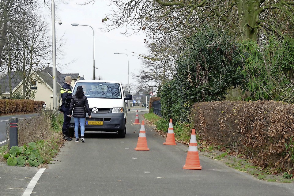 De politie doet onderzoek na het derde steekincident op het fietspad aan de Rinnegommerlaan in Egmond aan den Hoef.