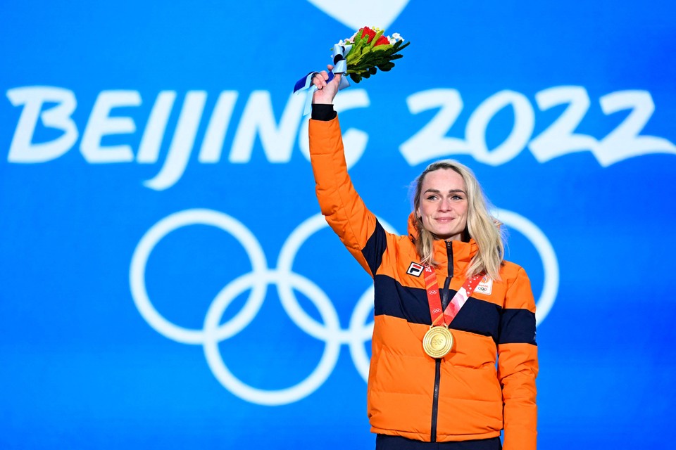 Irene Schouten heeft de medaille die ze zaterdagochtend won op de massastart inmiddels al om haar nek.