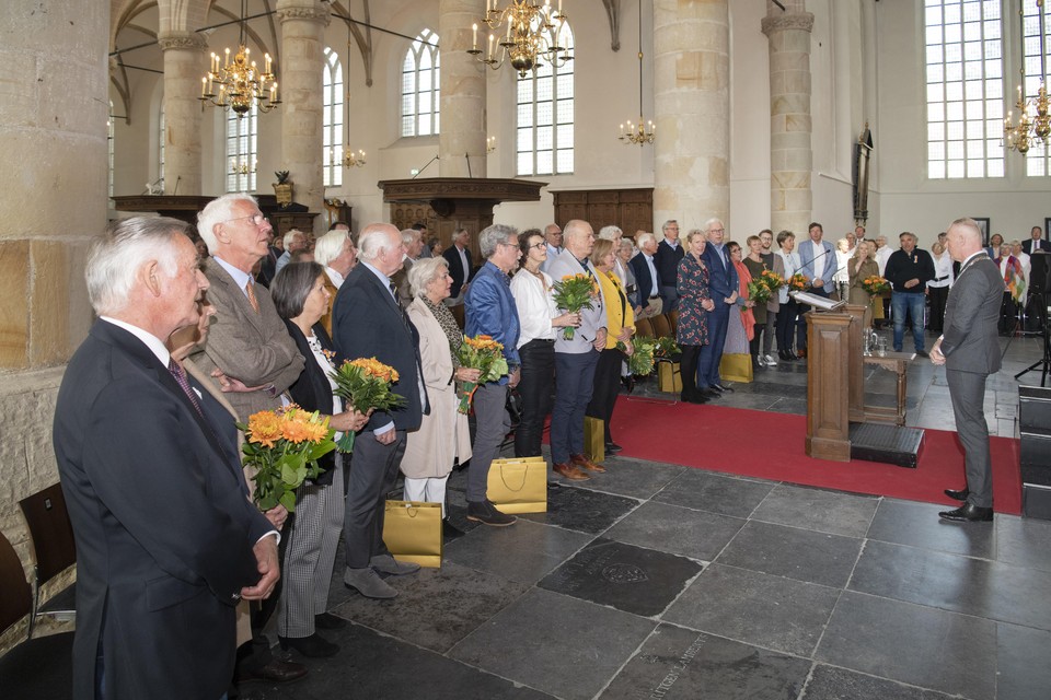 De gedecoreerden uit Gooise Meren in de Grote kerk in Naarden.