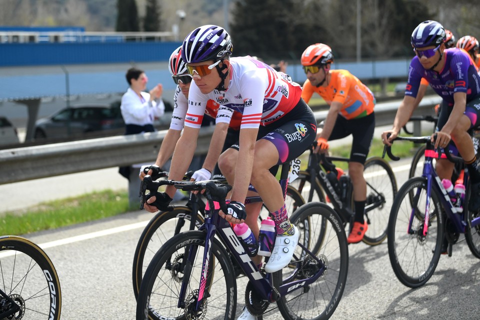 Jetse Bol in de bergtrui tijdens de tweede etappe van de Ronde van Catalonië.