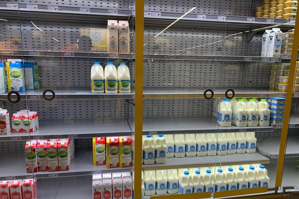 Het schap met melkproducten bij Jumbo in Zwaagdijk-Oost woendagochtend.