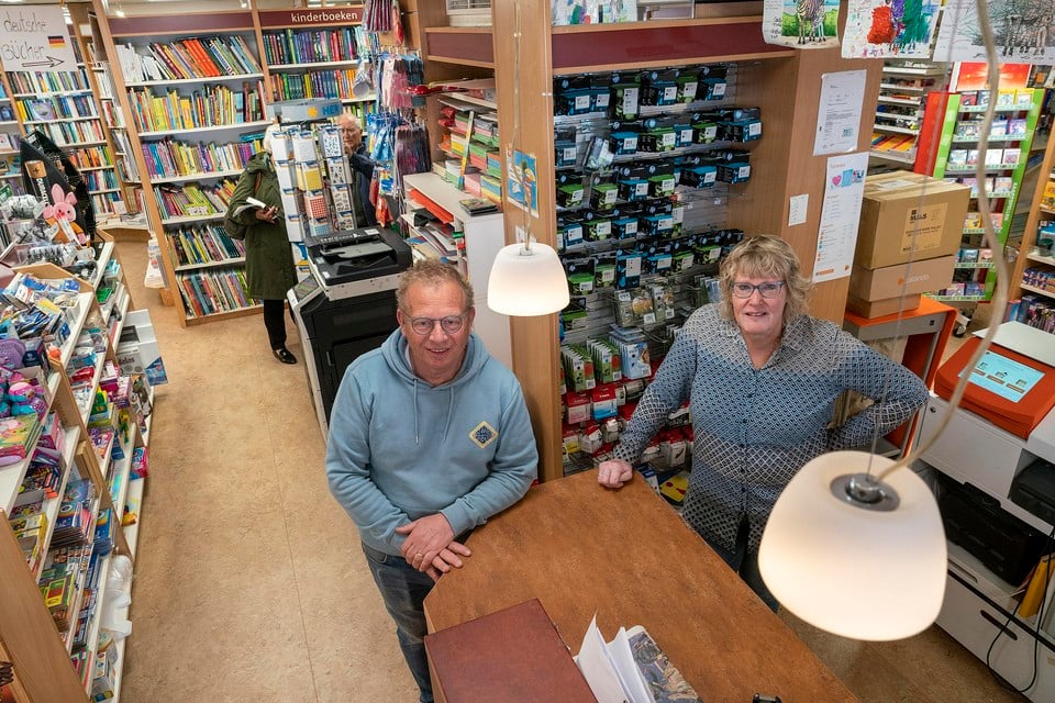 Eric en Christine Dekker in hun winkel aan het Pompplein.