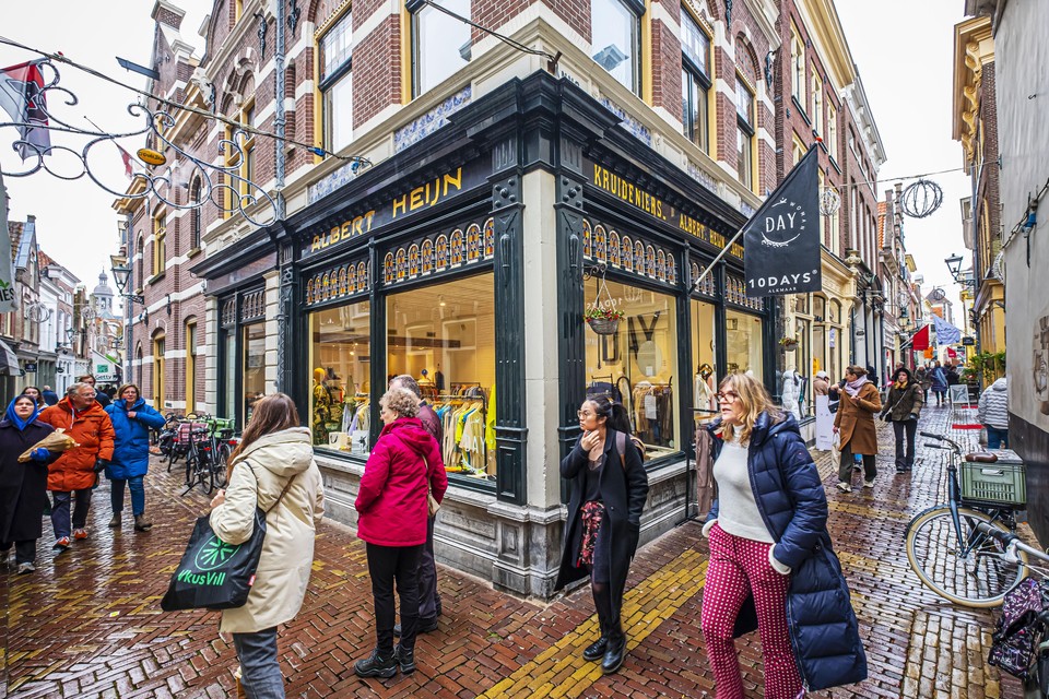 Gezellige zaterdagdrukte van winkelend publiek in de Oude Stad in Alkmaar. Persoonlijk advies blijkt weer meer te worden gewaardeerd.