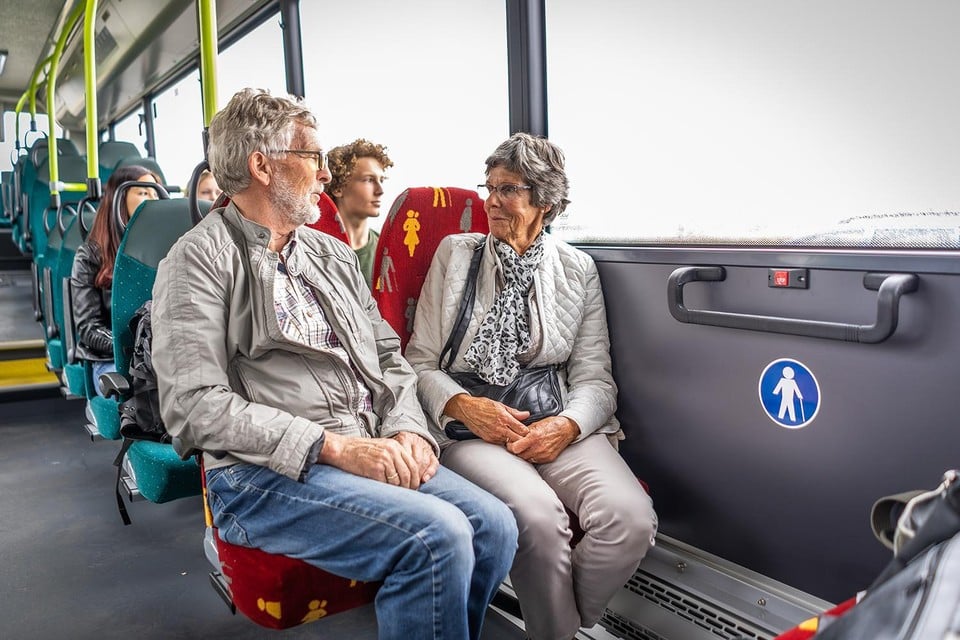 De bus is ook toegankelijk voor senioren.