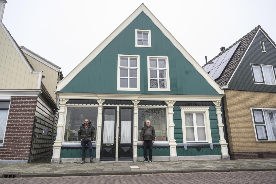 Wesley van Ingen (l) en Will Sely voor de voormalige slijterij aan het Noordeinde in Wormerveer. Driehouck vernieuwde de fundering.