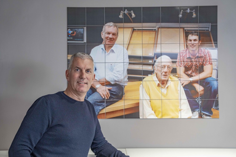 Mark Lutterman, met op de achtergrond een afbeelding van drie generaties Lutterman: vader Koos, opa Dick en Mark.