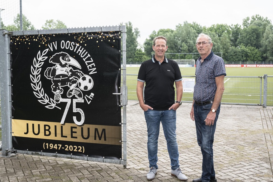 Voormalig voorzitter André Middelbeek (rechts) met de huidige Eddie Aarse. Het 75-jarig jubileum wordt dit weekeinde opgefleurd met een wedstrijd van Oosthuizen tegen FC De Rebellen.