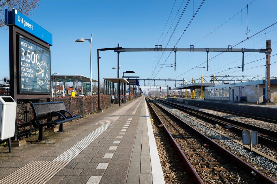 Station Uitgeest. Reizigers kunnen vanaf hier de bus richting Alkmaar pakken, treinen rijden niet door werkzaamheden aan het spoor bij Castricum.