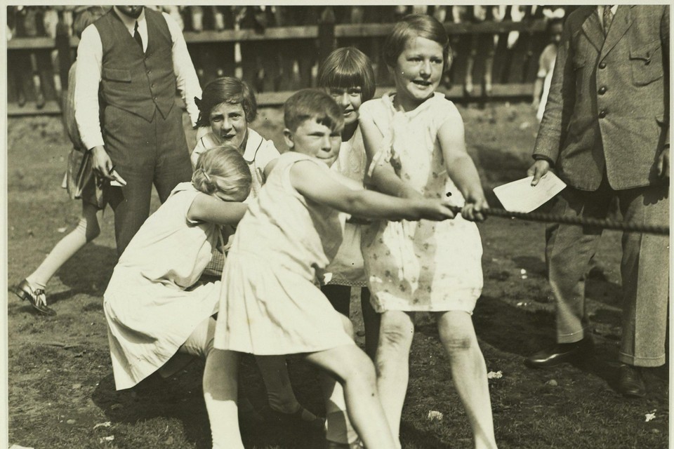 Touwtrekken, altijd een succesnummer op een ouderwetse Koninginnedag. De foto is gemaakt in 1930, in Haarlem. Negen jaar daarvoor kende een viering in Anna Paulowna geen feestelijke afloop.