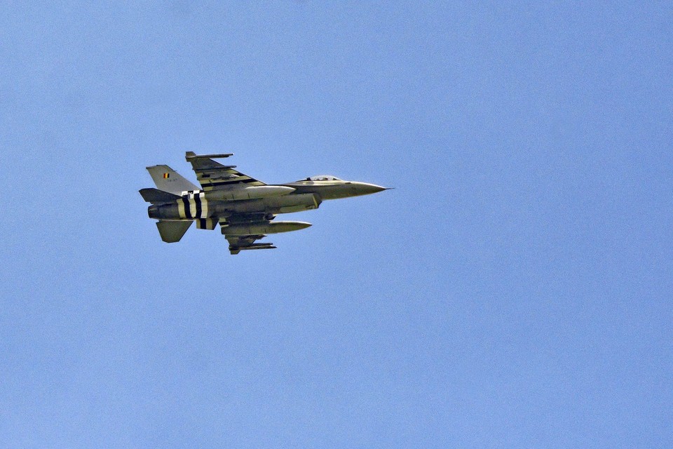 Een F-16 die deelneemt aan een oefening op de Vliehors, gezien vanaf camping De Robbenjager op Texel.