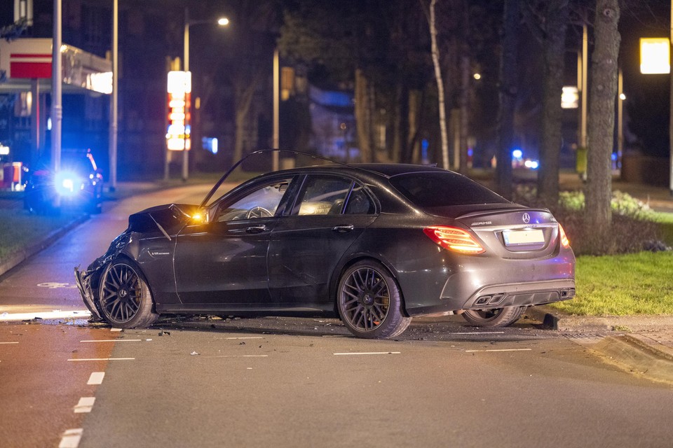 Het wrak van de snelle Mercedes AMG na het ongeluk in Alkmaar dat twee vrouwen het leven kostte.