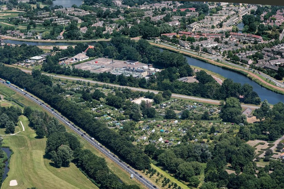 Het gebied tussen de N9 en het kanaal. Boven het Taqa-terrein, daaronder het volkstuincomplex aan de Helderseweg. Beiden zijn nog niet in beeld bij de plannenmakers.