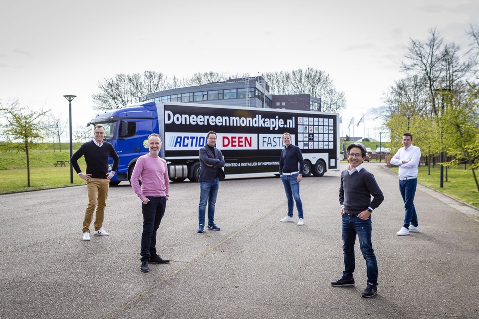 Lars Fasten, Michiel van Amstel, Remco Linnekamp, Jalmar Fasten, Sun Walenkamp, Camiel Dekker (vlnr) bij de truck waarmee de eerste mondkapjes werden afgeleverd.