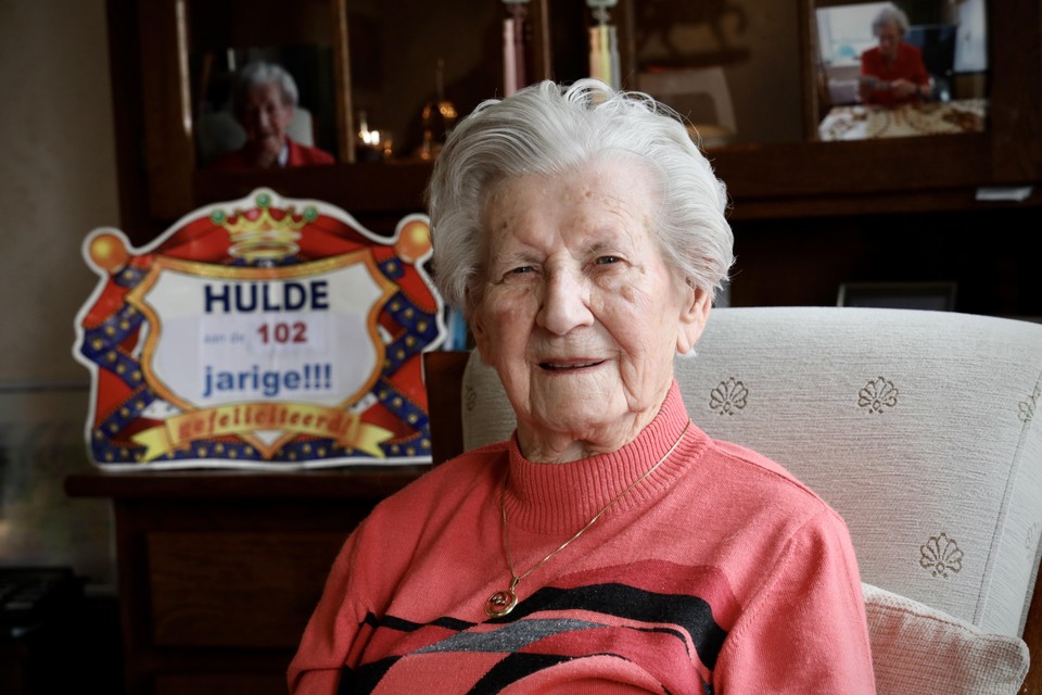 Marie Rood-Sijm kreeg voor haar 102e verjaardag een nieuwe pyjama. ,,Gewoon, omdat ze daar aan toe was.’’