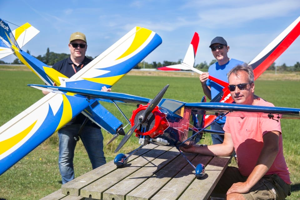 Phil Smit, Stan Brouwer en Peter van Houten maken zich klaar voor ’take off’.