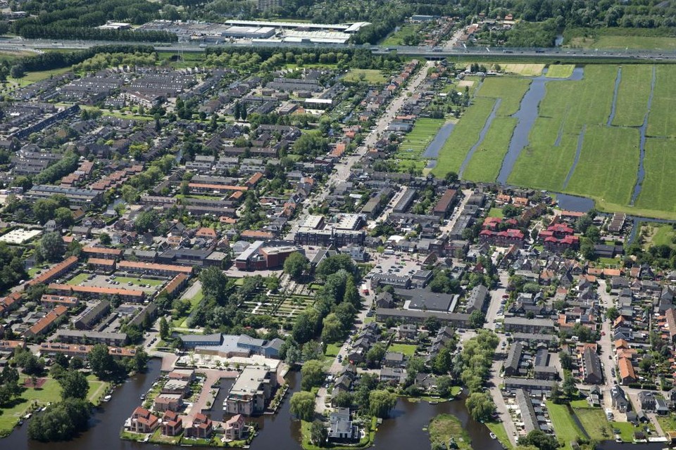 Luchtfoto van Oostzaan met op de achtergrond de Coentunnelweg en A8.
