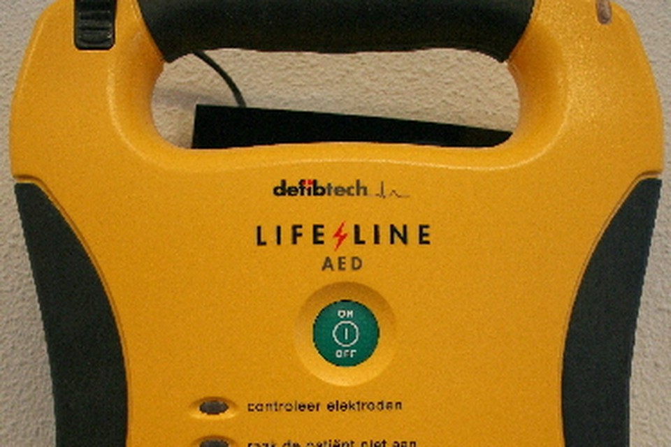 Ambulancedienst Noord-Holland Noord: AED's buiten scheelt  levens