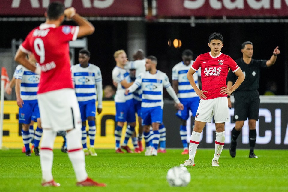Balende AZ-spelers, met op de achtergrond juichende spelers van PEC Zwolle na de 0-2 van Mees de Wit.