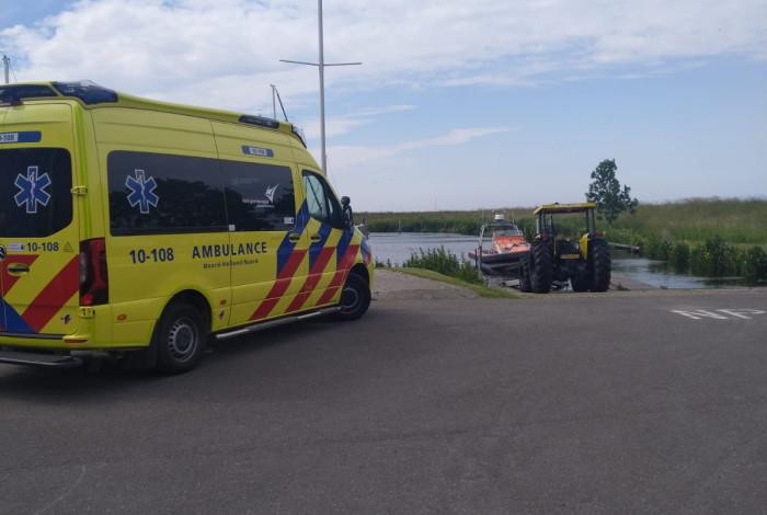 De wachtende ambulance bij de terugkomst van de reddingsboot in Andijk, zaterdagmiddag.