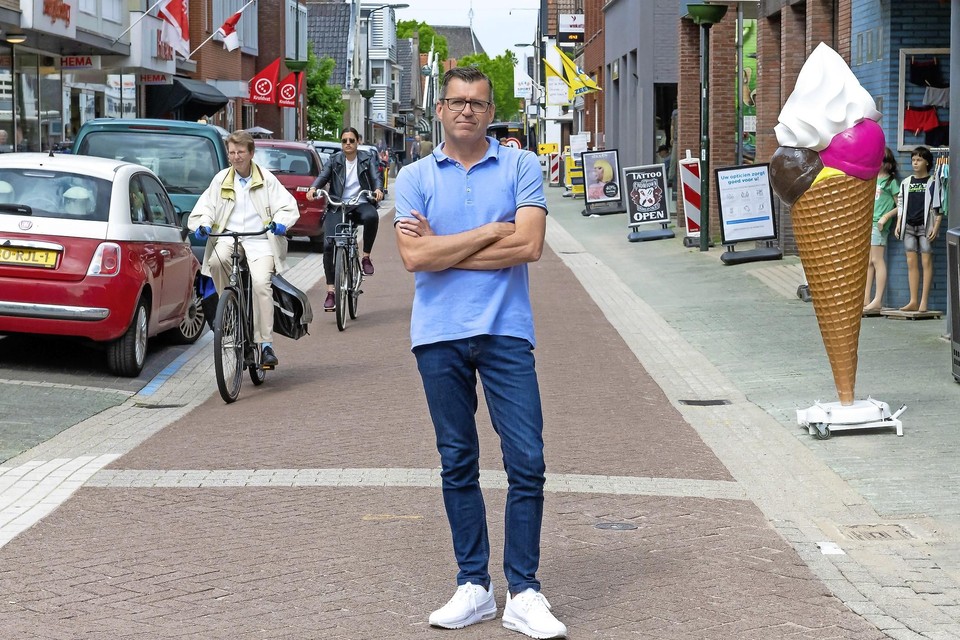 Johan Duineveld op de Zuiderhoofdstraat in Krommenie, waar zaterdag normaal gesproken kraampjes hadden gestaan.