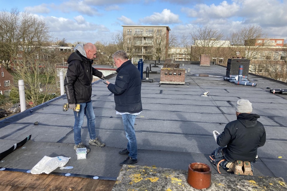 Werk aan het dak in Hoorn.