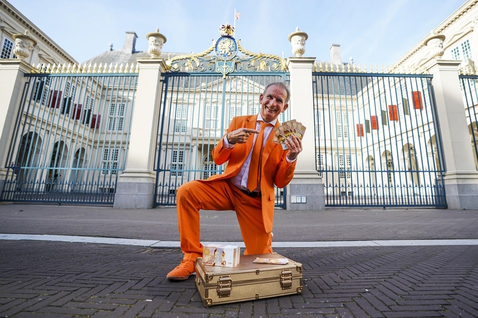 Oranjefan Johan Vlemmix bij Paleis Noordeinde vanwege Prinsjesdag.