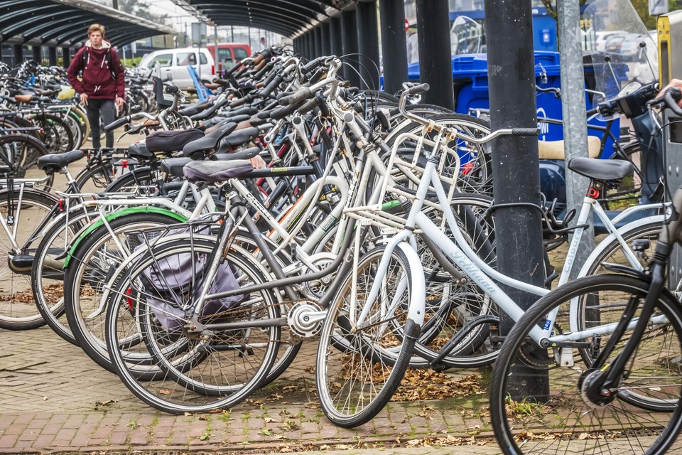 De huidige fietsenchaos bij het NS-station Heiloo.
