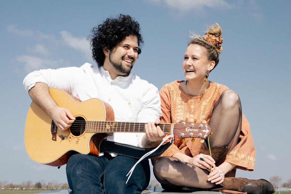 Zangeres Iris Feijen en gitarist Tiago Lageira vormen samen het duo ’FADOpelos2’.