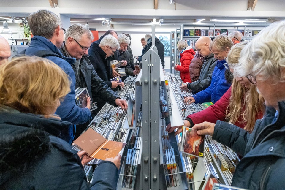 Muziekliefhebbers bladeren door de cd-bakken van de bibliotheek Hoorn, op zoek naar een koopje.