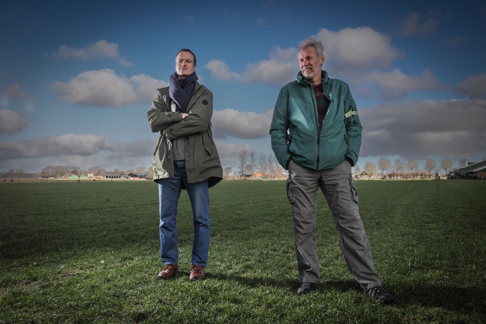 Manuel den Hollander (links) en Guus Wattel van de NHEC op het land waar het zonnepark in Hoogwoud moet komen.