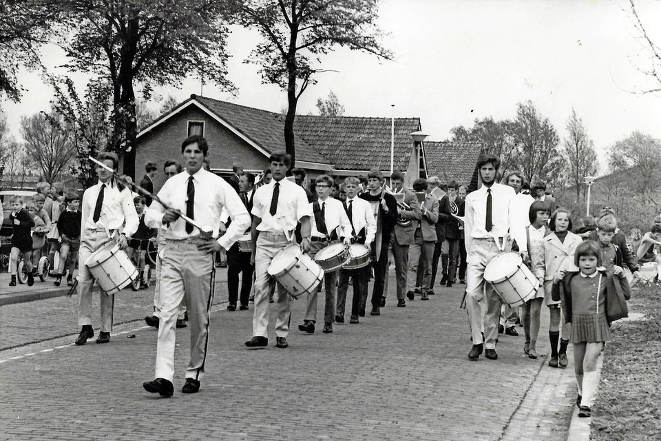 Tamboerkorps Ons Genoegen marcheert in 1965 door Wognum.