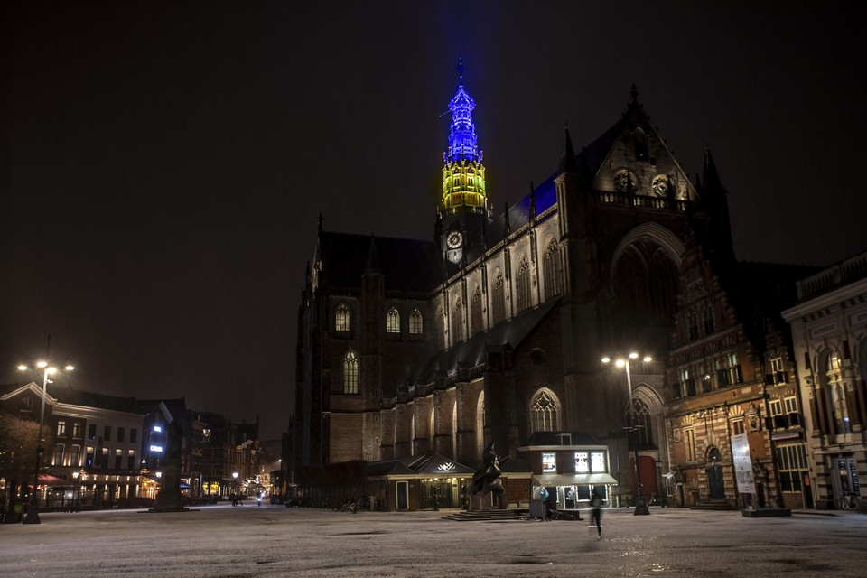 Haarlem toonde zich donderdagavond ook solidair met Oekraïne door de toren van de Grote Kerk in geel-blauw uit te lichten.