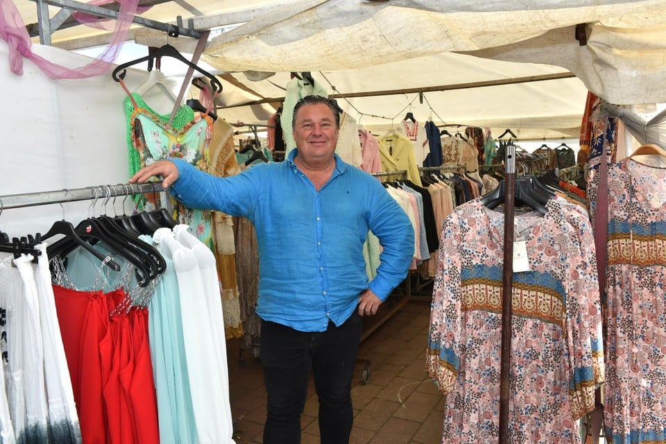 bossen fluit hulp in de huishouding Alfred Knippenberg is doordeweeks teammanager bij Go Ahead Eagles en  verkoopt in het weekend kleding op de Bazaar | Noordhollandsdagblad