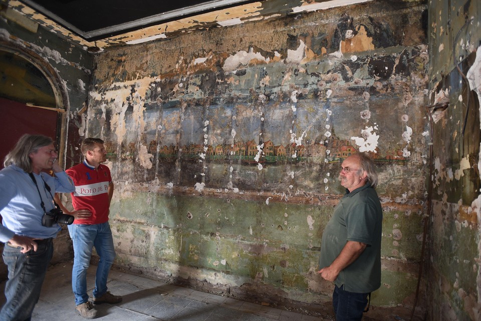 Gerrit Vermeer, Christiaan Schouten en Klaas Koeman (vlnr) bij de muurschildering in de voormalige Stadsherberg.