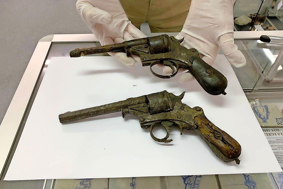 De twee revolvers die uit het water bij de Nijenburg zijn gehaald.