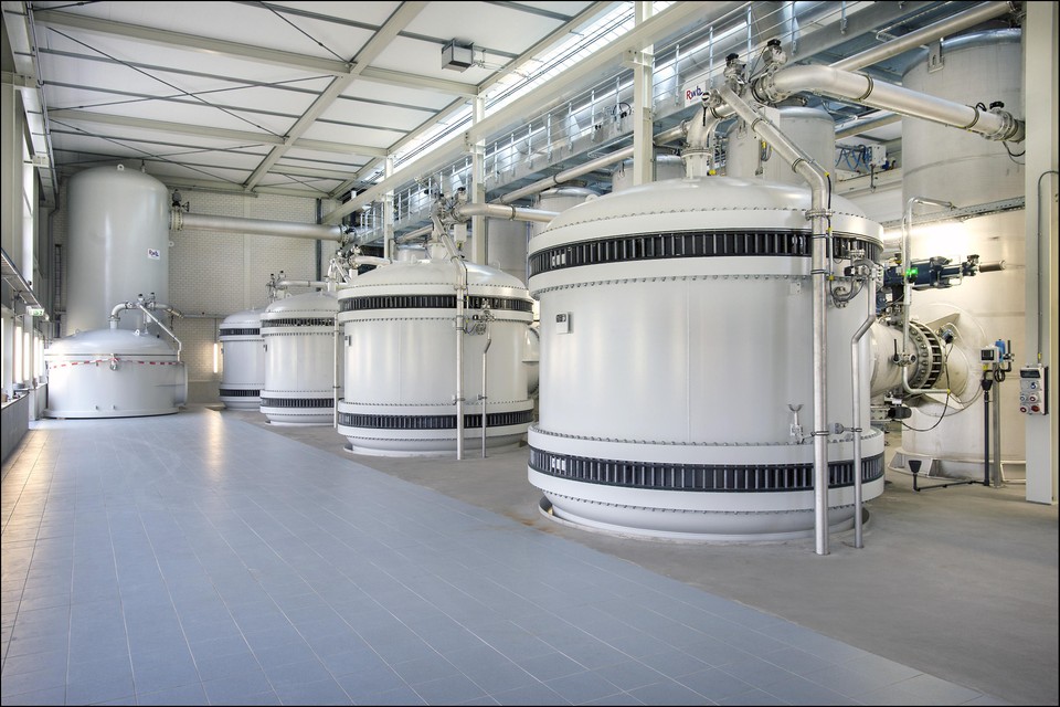 De waterzuiveringsfabriek op het terrein van PWN in Andijk.