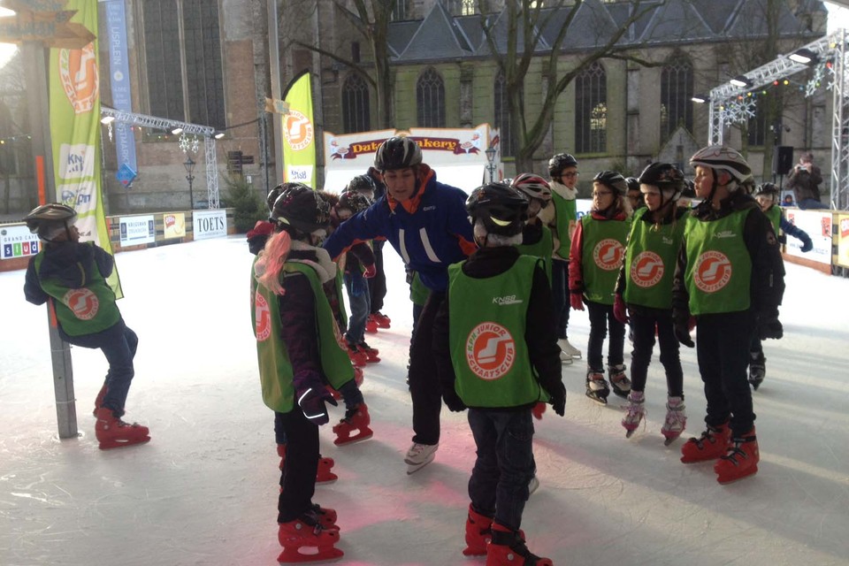 Oud-langebaanschaatsster Barbara de Loor geeft schaatsles aan kinderen uit groep vijf van De Driemaster op het Canadanplein in Alkmaar. Foto: DNP.NU