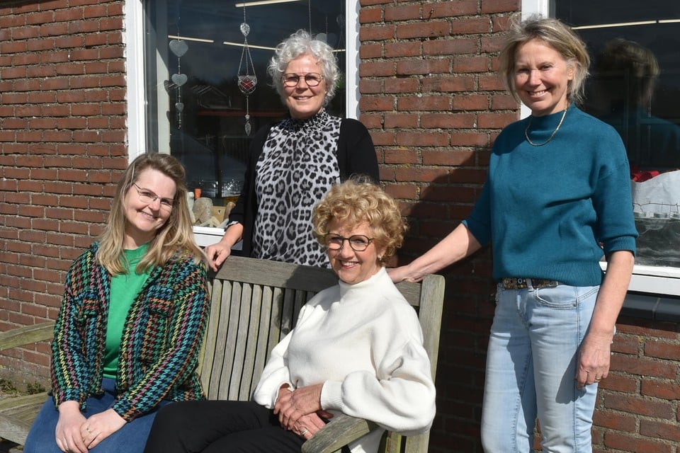 Beeldhouwster Marja Vessies (tweede links) tussen vlnr medekunstenaressen Corina Winter, Jeanine Vermeulen en Karin Groot.