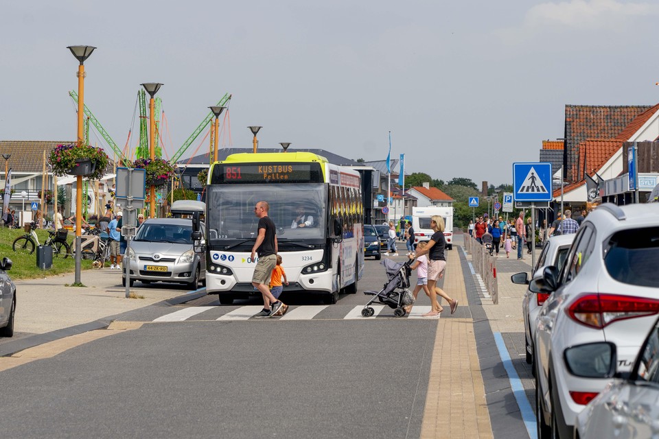 De Kustbus-lijn 851 in Callantsoog op weg van Den Helder naar Petten.