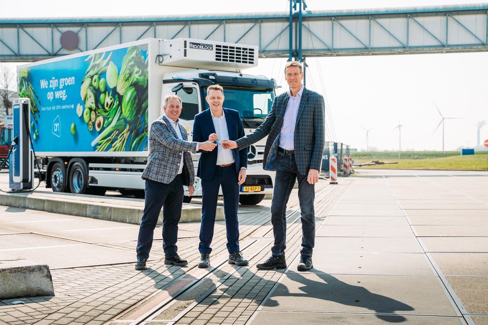 V.l.n.r. Peter Leegstraten (Albert Heijn), Martin Knijnenburg (Mercedes-Benz Trucks Nederland) en Wim Roks (Simon Loos)