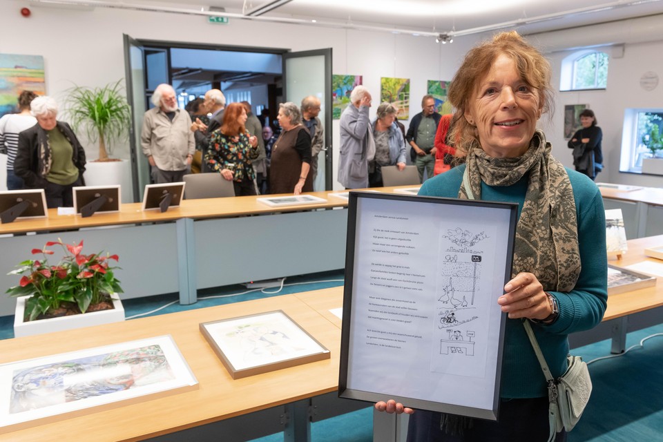 Annette van der Wel met haar ’buit’: de eerste prijs in de gedichtenwedstrijd van de Kunstenaarsvereniging Landsmeer.