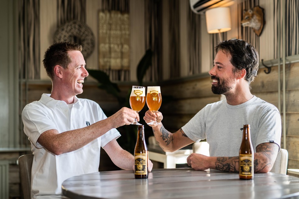 Joris (links) en Joeri Postma genieten van hun eigen biertje.