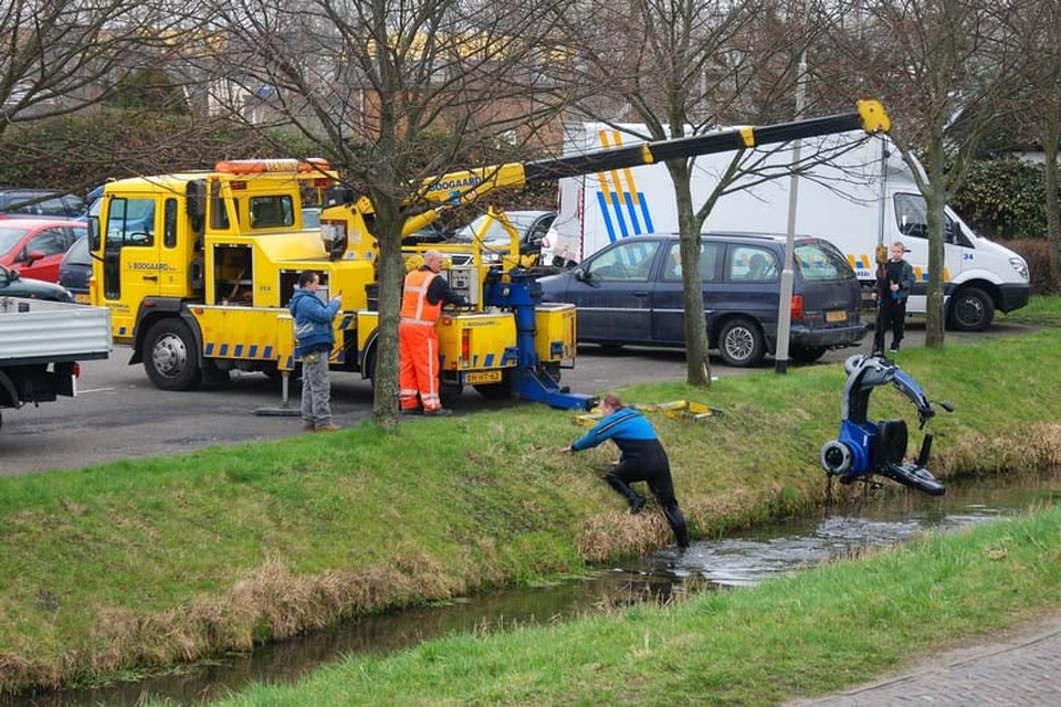 Scootmobiel te water langs Sint Aagtendijk in Beverwijk. Foto: Mizzle Media / Niels Folkers